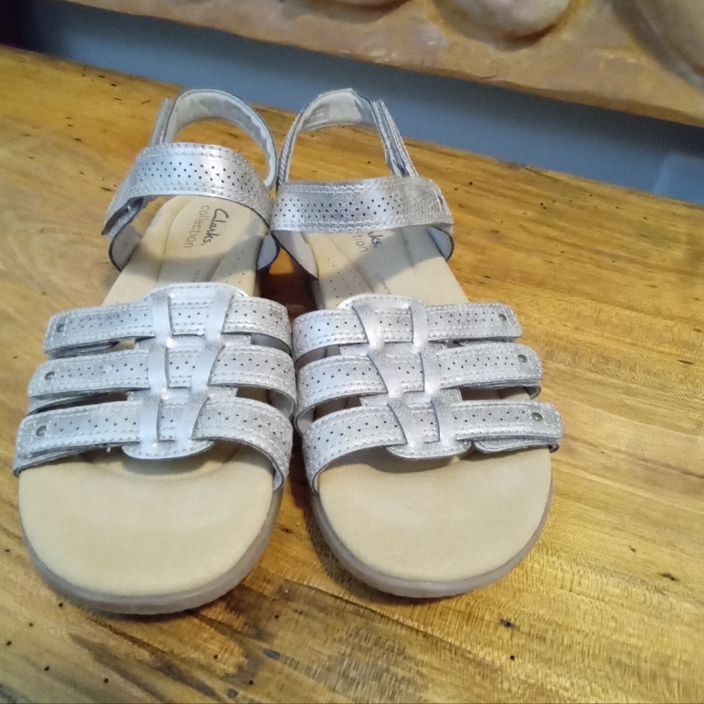 Clarks Collection Size 7.5 Sandals Shimmering Metallic Gold Adjustable Straps
